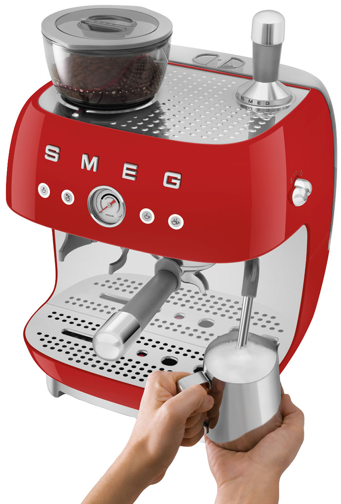SMEG EGF03RDEU Red product in use
