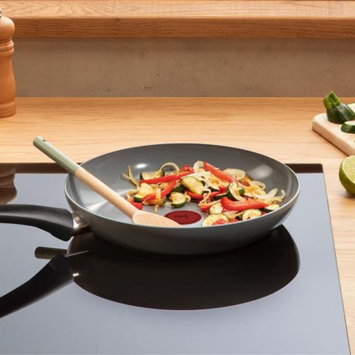 Tefal Renewal keramische koekenpan 28 cm product in gebruik