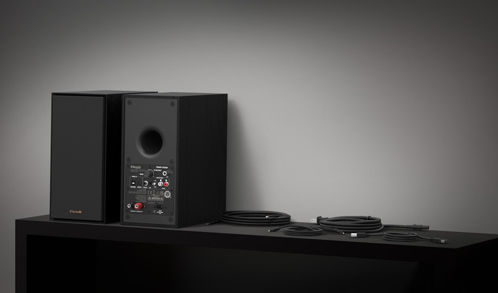 Klipsch R-40PM product in use