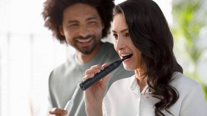 Philips Sonicare 4100 HX3681/54 Zwart product in gebruik