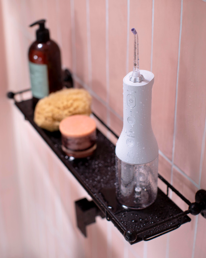 Philips Sonicare Cordless Power Flosser 3000 HX3826/31 product in gebruik