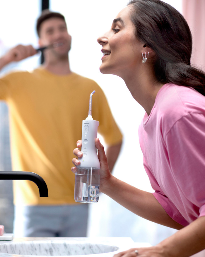 Philips Sonicare Cordless Power Flosser 3000 HX3826/31 product in gebruik