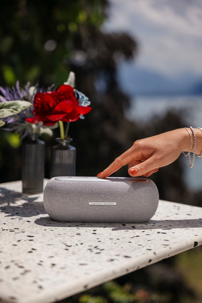 Harman Kardon Luna Grau produkt in gebrauch