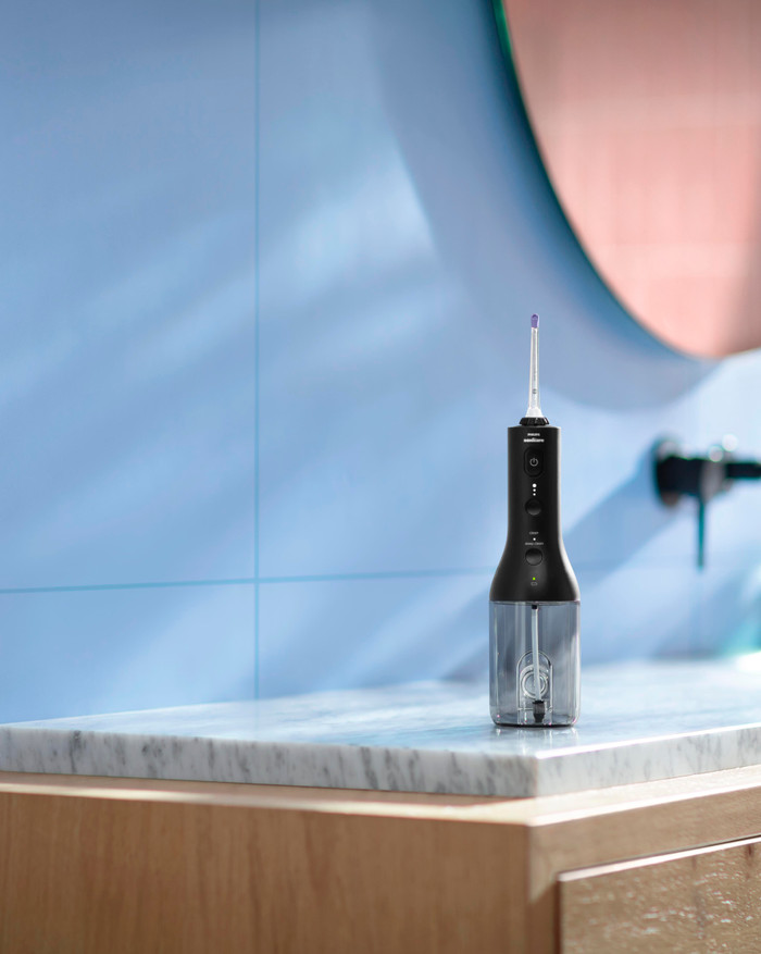 Philips Sonicare Cordless Power Flosser 3000 HX3826/33 product in use