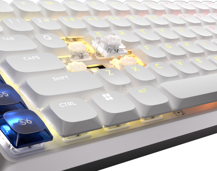 Corsair Vanguard AIR 99 Wireless Gaming Toetsenbord Wit Qwerty product in gebruik