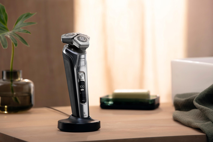 Philips Shaver Series 9000 S9974/35 + Nose Trimmer product in use