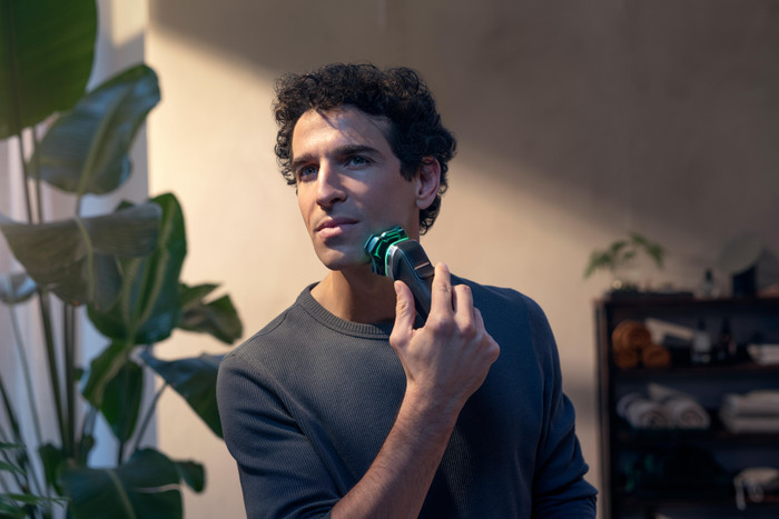 Philips Shaver Series 9000 S9974/35 + Nose Trimmer product in use