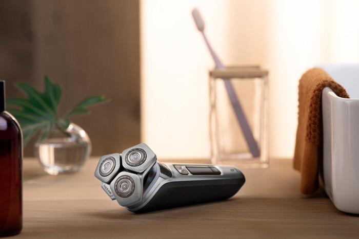 Philips Shaver Series 9000 S9974/35 + Nose Trimmer product in use