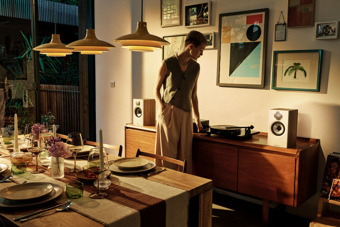 Bowers & Wilkins 607 S3 Bruin (per paar) product in gebruik