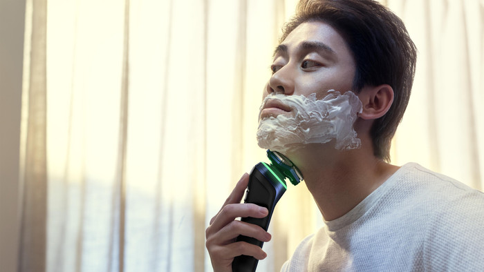 Philips Shaver Series 9000 S9980/59 + Nose Trimmer product in use