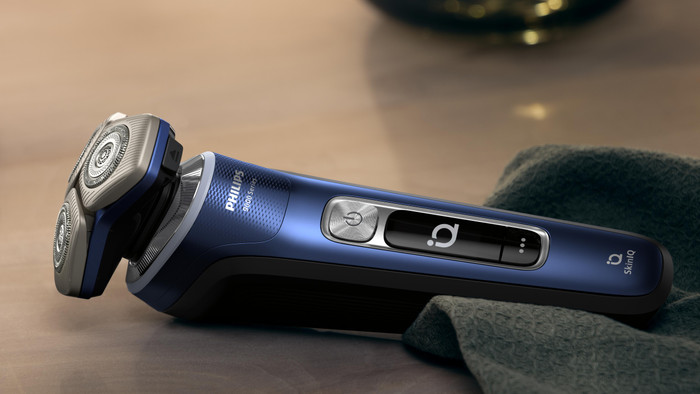 Philips Shaver Series 9000 S9980/59 + Nose Trimmer product in use