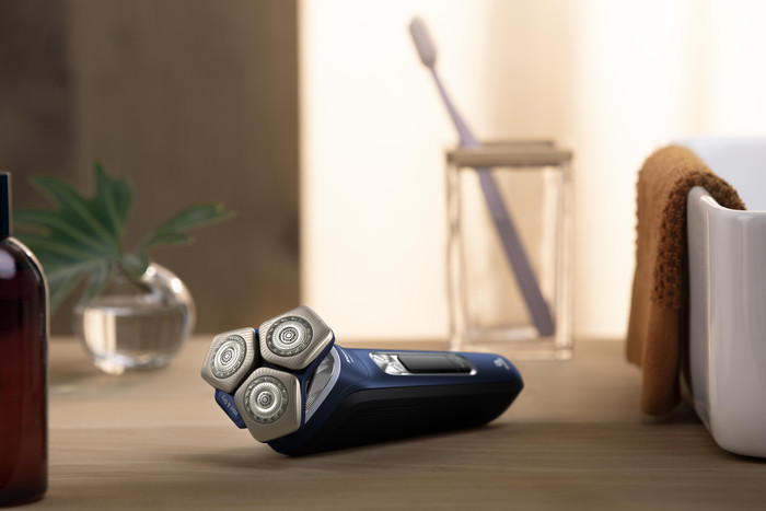 Philips Shaver Series 9000 S9980/59 + Nose Trimmer product in use