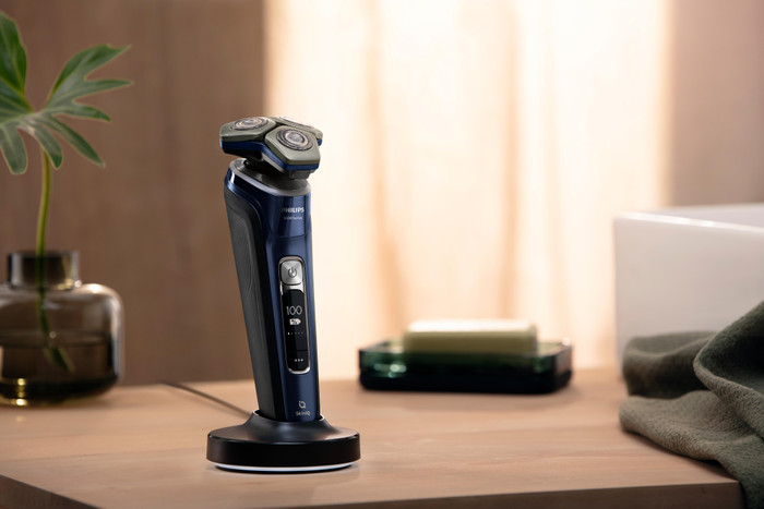 Philips Shaver Series 9000 S9980/59 + Nose Trimmer product in use