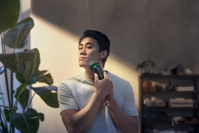 Philips Shaver Series 9000 S9980/59 + Nose Trimmer product in use