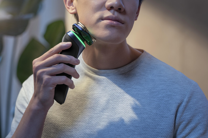 Philips Shaver Series 9000 S9980/59 + Nose Trimmer product in use