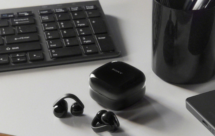 Sony Linkbuds Clip Zwart product in gebruik