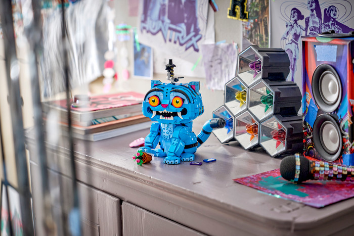 LEGO KPop Demon Hunters Derpy Tiger en Sussie Bird 72537 product in gebruik