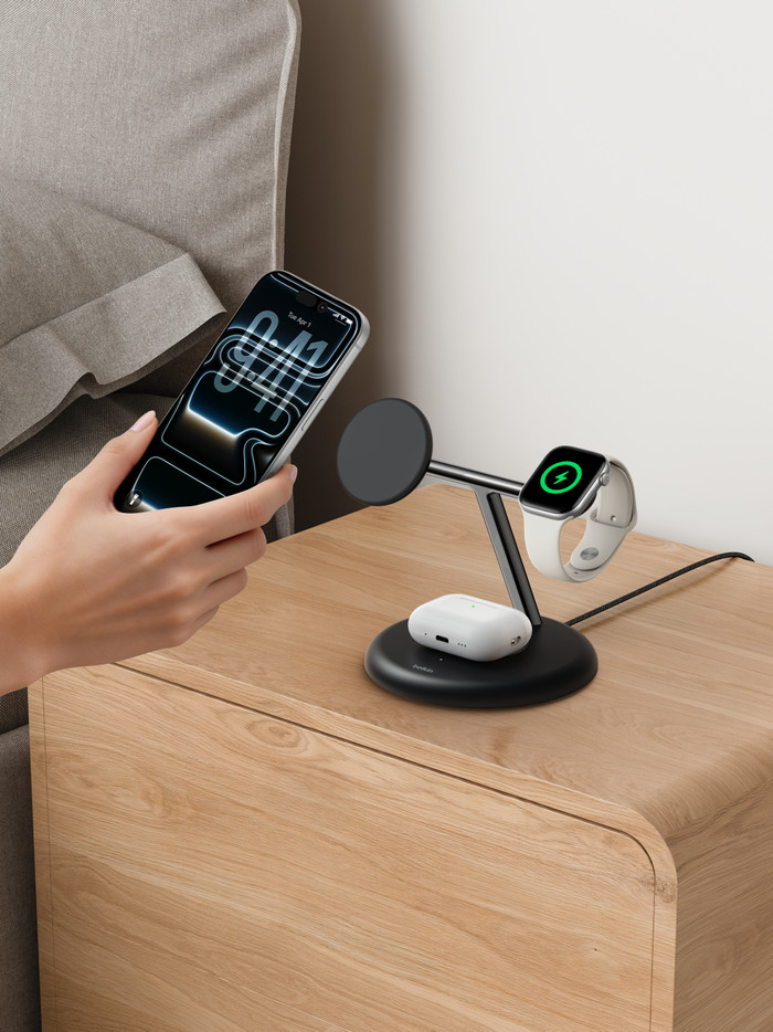 Belkin 3-in-1 Draadloze Oplader met MagSafe 25 Watt Zwart product in gebruik