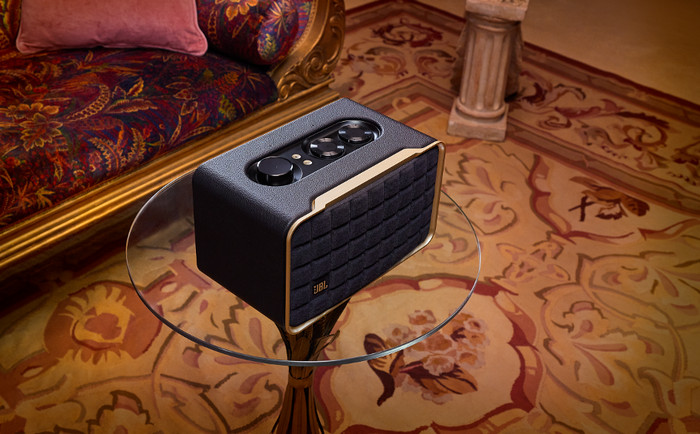 JBL Authentics 200 Zwart product in gebruik