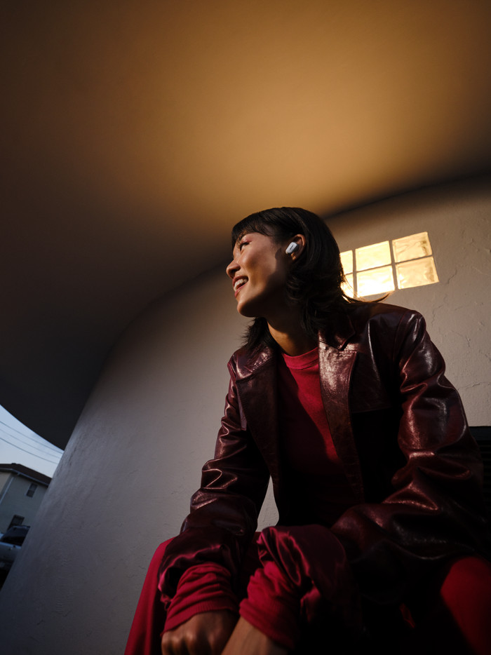Bose QuietComfort Ultra Earbuds Wit product in gebruik