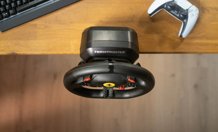 Thrustmaster T98-P Ferrari 296 GTB Racestuur product in gebruik