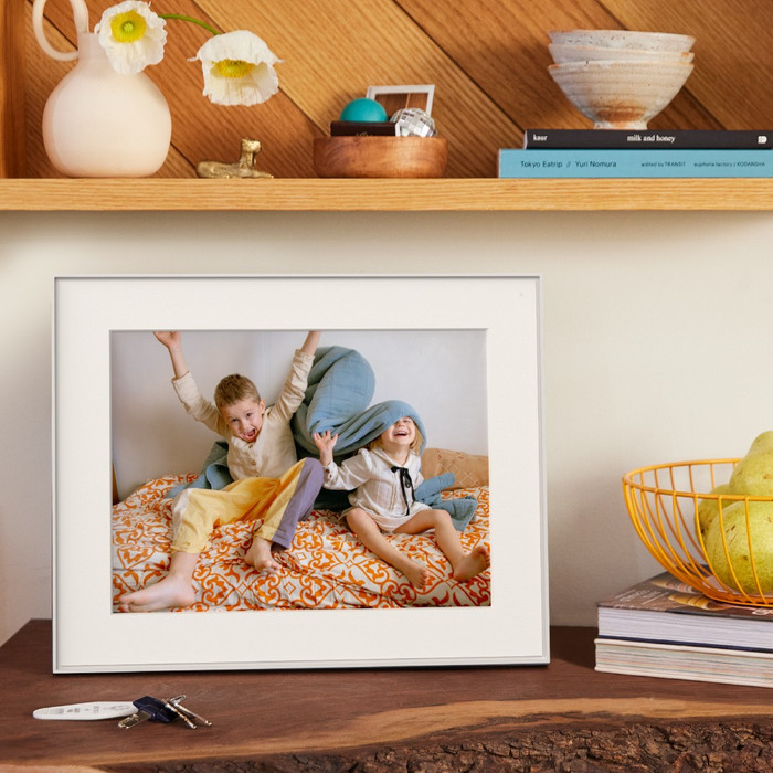 Aura Frames Walden Wit product in gebruik