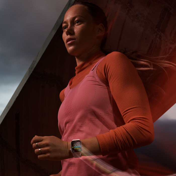 Apple Watch Series 9 4G 45mm Midnight Aluminium Sport Loop product in gebruik