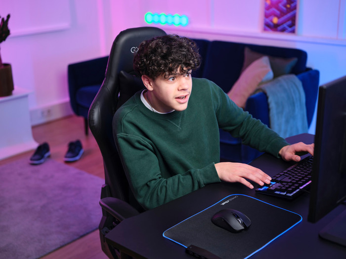 Trust GXT 923 Ybar Draadloze Gaming Muis Zwart product in gebruik