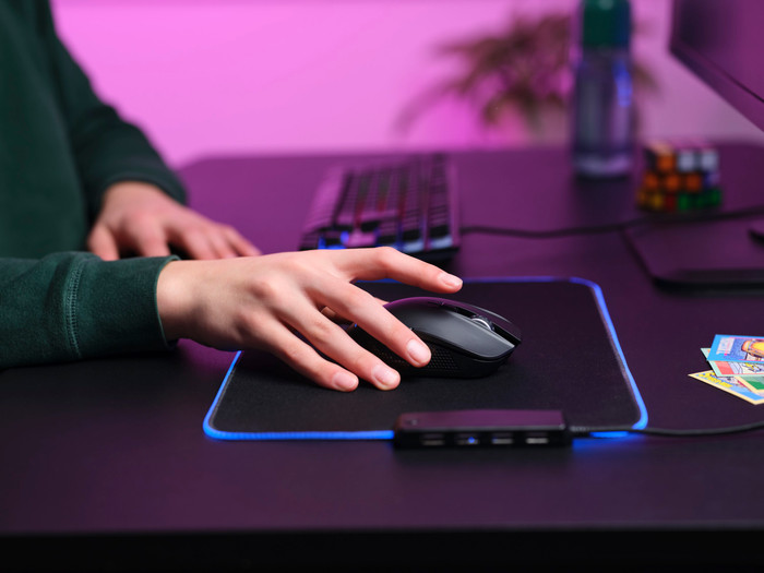 Trust GXT 923 Ybar Draadloze Gaming Muis Zwart product in gebruik