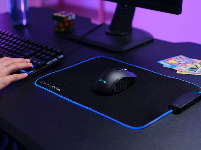 Trust GXT 923 Ybar Draadloze Gaming Muis Zwart product in gebruik