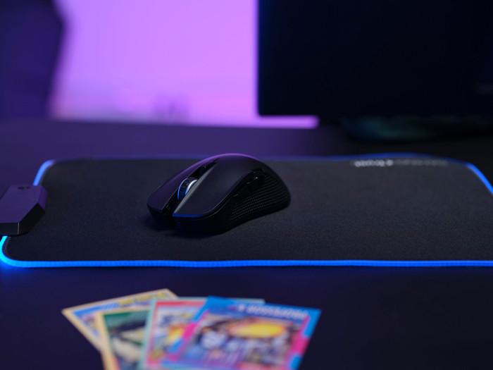 Trust GXT 923 Ybar Draadloze Gaming Muis Zwart product in gebruik