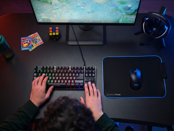 Trust GXT 923 Ybar Draadloze Gaming Muis Zwart product in gebruik