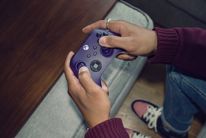 Microsoft Xbox Series X en S Wireless Controller Astral Paars product in gebruik
