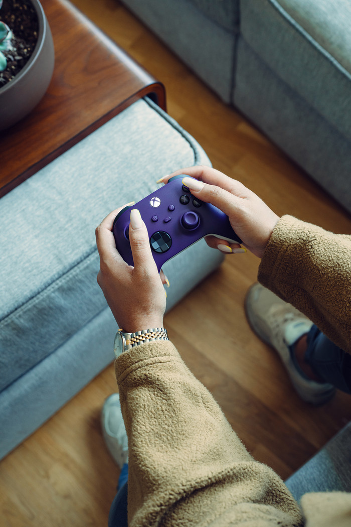 Microsoft Xbox Series X en S Wireless Controller Astral Paars product in gebruik
