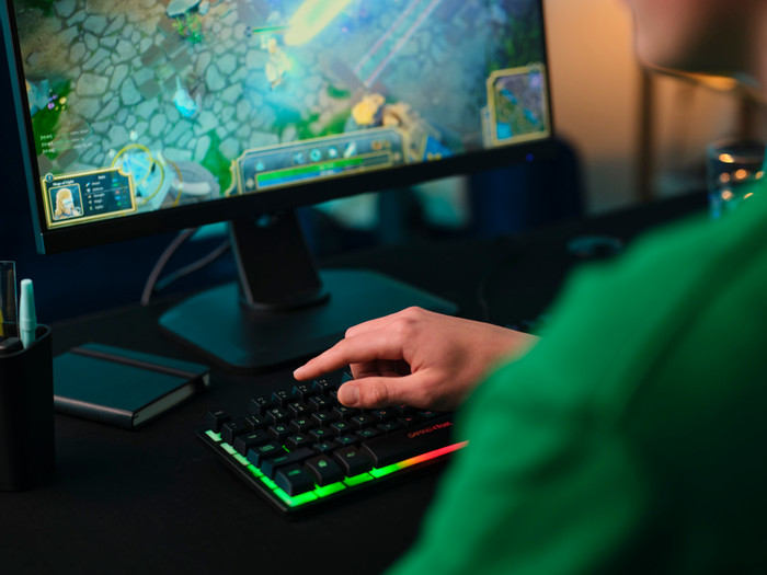 Trust GXT833 Thado TKL Gaming Toetsenbord Qwerty Zwart product in gebruik