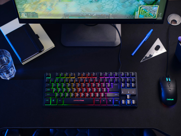Trust GXT833 Thado TKL Gaming Toetsenbord Qwerty Zwart product in gebruik