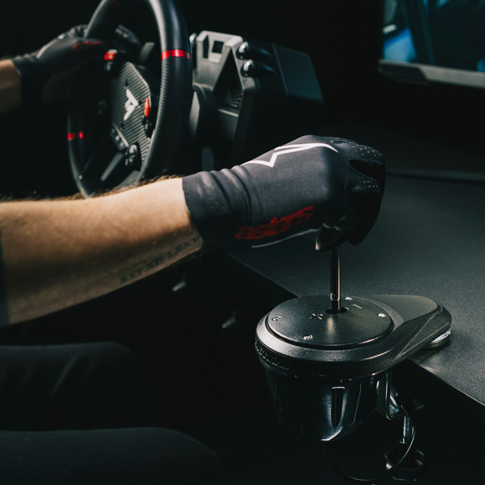 Thrustmaster T300 RS GT + TH8A Shifter product in gebruik