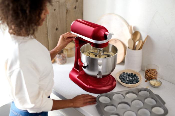 KitchenAid Artisan Bowl-Lift 5KSM70SHXECA Candy Apple Red product in use