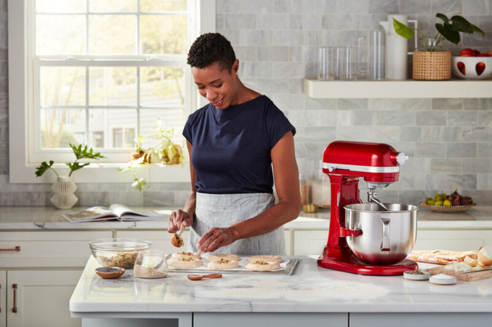 KitchenAid Artisan Bowl-Lift 5KSM70SHXECA Candy Apple Red product in use
