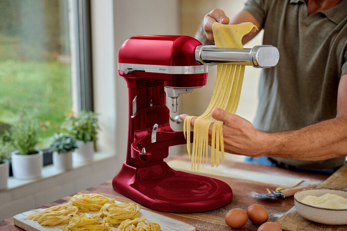 KitchenAid Artisan Bowl-Lift 5KSM70SHXECA Candy Apple Red product in use