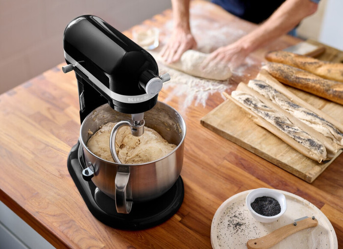 KitchenAid Artisan Bowl-Lift 5KSM70SHXEOB Onyx Black product in use