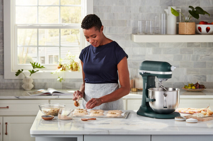 KitchenAid Artisan Bowl-Lift 5KSM70SHXEPP Pebbled Palm product in gebruik