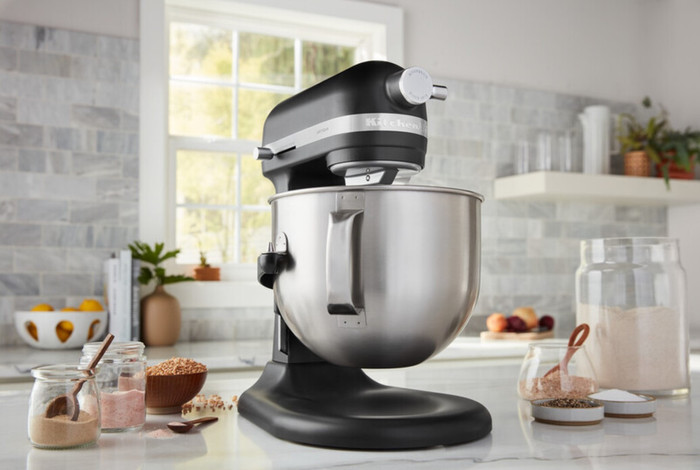 KitchenAid Artisan Bowl-Lift 5KSM70SHXEBM Matte Black product in use