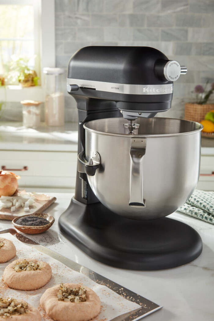 KitchenAid Artisan Bowl-Lift 5KSM70SHXEBM Matte Black product in use