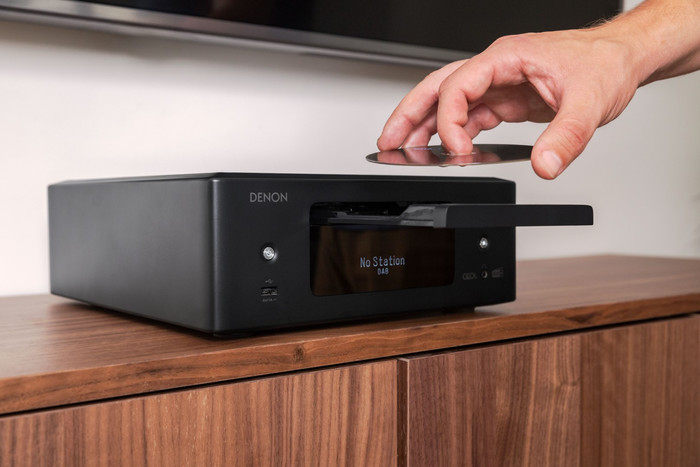 Denon CD Receiver RCDN-12 DAB+ Zwart product in gebruik