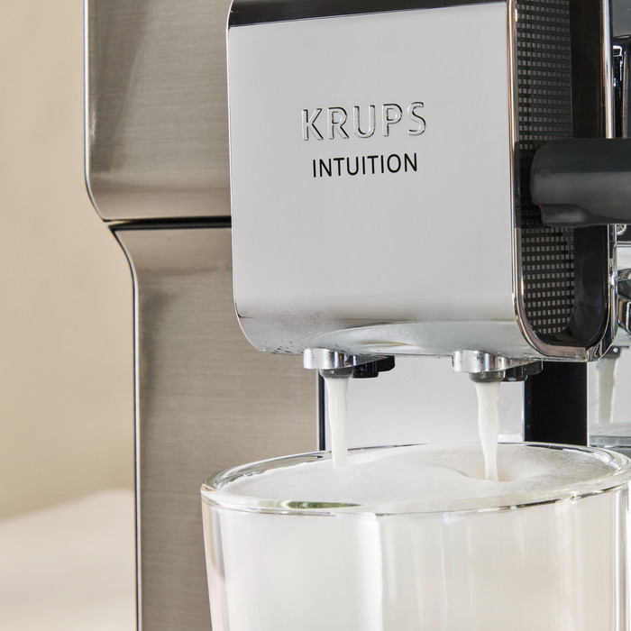 Krups Intuition Experience Hot & Cold EA879E product in gebruik