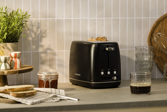Pierre Toaster PT5100 Matte Black product in use