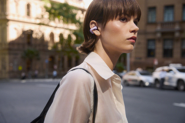 Sony Linkbuds Clip Paars product in gebruik