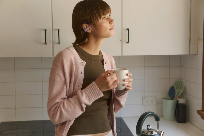 Sony Linkbuds Clip Paars product in gebruik