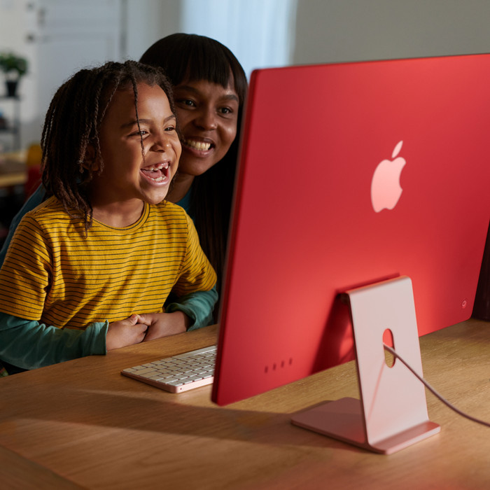Apple iMac 24 inches (2023) M3 (8-core CPU/10-core GPU 8GB/512GB Green AZERTY product in use